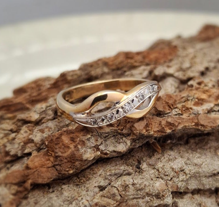 9ct cross over diamond ring